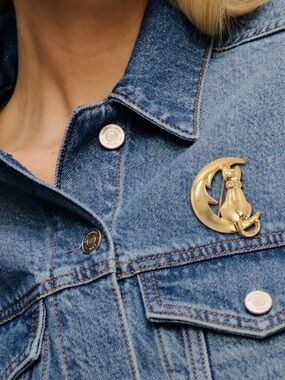 Vintage Gold Cat on Moon Brooch - Elegant Cat Pin in Gold Tone